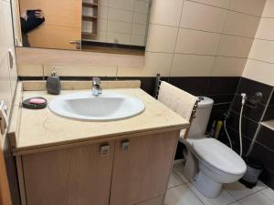 a bathroom with a sink and a toilet at Studio cozy totalement refait avec toutes les commodités necessairessitué au parc de Mohammedia in Mohammedia
