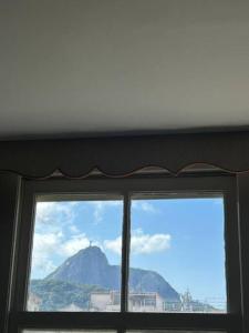 a window with a view of a mountain at Apartamento na Praia de Copacabana in Rio de Janeiro