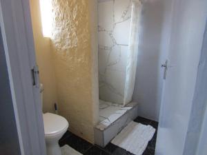 La salle de bains est pourvue d'une douche et de toilettes. dans l'établissement POVI Holiday Home, à Kasane