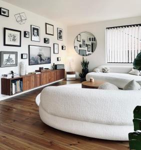 Villa Ô Wood & Chic في كوسيك: غرفة معيشة بها سريرين وأريكة كبيرة