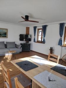 sala de estar con mesa y sofá en Ferienwohnung Alpenidylle - Chiemgau Karte, en Inzell