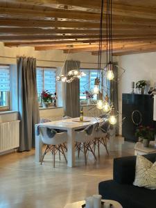 - une salle à manger et un salon avec une table et des chaises dans l'établissement Haus Holly, à Ruhpolding