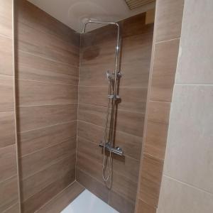 eine Dusche mit Glastür im Badezimmer in der Unterkunft Piso muy amplio Casco Historico in Cartagena