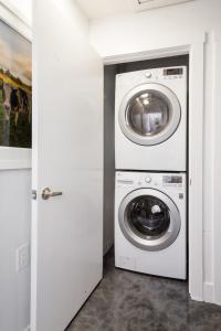 eine Waschmaschine und ein Trockner in einer weißen Waschküche in der Unterkunft Petaluma Warehouse Lofts Unit C in Petaluma