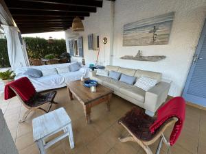 ein Wohnzimmer mit einem Sofa und einem Tisch in der Unterkunft sa rapita paradise in Sa Ràpita