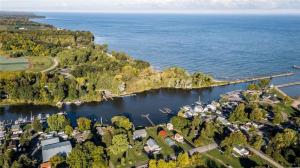 una vista aérea de un pueblo en un río en Gaze, en Waterport