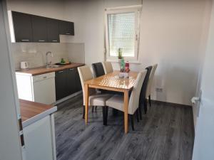 kuchnia ze stołem i krzesłami w pokoju w obiekcie Apartman Lea w mieście Kraljevec Sesvetski