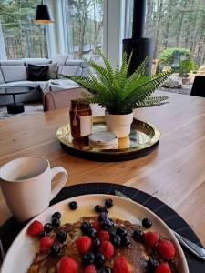 un plato de comida en una mesa con fruta en ella en Chalet FEU en pleine nature à Tremblant., en Lac-Supérieur