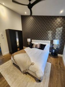 Ένα ή περισσότερα κρεβάτια σε δωμάτιο στο Chalet FEU en pleine nature à Tremblant.