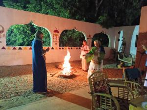 Un gruppo di persone intorno al fuoco di ABU Guest House a Aswan