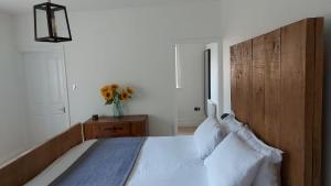 a bedroom with a large bed with a wooden headboard at Superking Size City Centre En-Suite Room + Parking in Preston