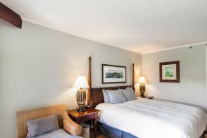 Een bed of bedden in een kamer bij Kauai Beach Resort Room 2401