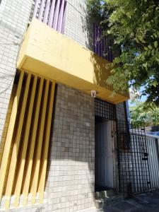 un edificio con columnas amarillas en su lateral en Marbelo Pernambuco Hostel, en Recife