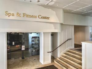 ein Wellness- und Fitnesscenter mit Treppe in einem Gebäude in der Unterkunft Kauai Beach Resort Room 2401 in Lihue