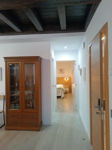 einen Flur, der zu einem Zimmer mit einem Schlafzimmer führt in der Unterkunft Apartamentos turisticos Ávila Puerta del Puente 1-3 in Avila
