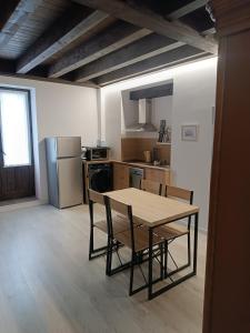eine Küche mit Tisch und Stühlen in einem Zimmer in der Unterkunft Apartamentos turisticos Ávila Puerta del Puente 1-3 in Avila