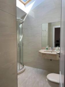 y baño con ducha, aseo y lavamanos. en Penthouse with sea views in Marbella, en Marbella