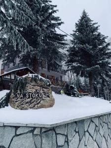 シフィエラドゥフ・ズドルイにあるNa Stokuの庭の雪の中の石の看板