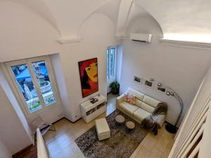 - Vistas a la sala de estar con sofá en kaDevi piazza Bresca - pieno centro, parcheggio, bici, en San Remo