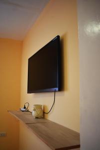 TV de pantalla plana colgada en la pared en Nuevo Departamento Leona - EXCELENTE PROPIEDAD A ESTRENAR en Paso de los Libres