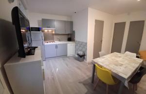 Kuchyň nebo kuchyňský kout v ubytování Ô Portes du Marais + 4 fotografie