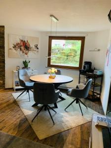 a living room with a table and chairs and a window at Sulaba in Weilheim an der Teck