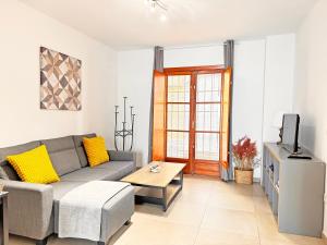 - un salon avec un canapé et une télévision dans l'établissement Triana Home Luxury, à Séville