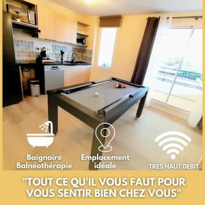 a kitchen with a pool table in a room at Cosy T3 Oiseau de Paradis Billard Balnéothérapie proche aéroport et centre-ville in Saint-Denis