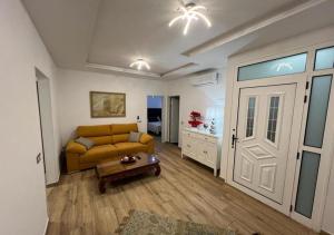 uma sala de estar com um sofá e uma porta em Casa Amelia em Las Palmas de Gran Canaria