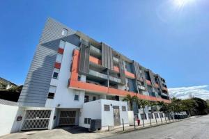 an apartment building on the side of a street at Cosy T3 Oiseau de Paradis Billard Balnéothérapie proche aéroport et centre-ville in Saint-Denis