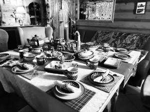 stół z talerzami i miskami z jedzeniem w obiekcie Na Stoku w Świeradowie Zdroju