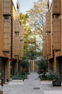a walkway between two buildings with wooden fences at Kleines Stadthaus in Toplage in Vienna
