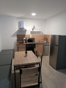 Küche/Küchenzeile in der Unterkunft Apartamentos turisticos Ávila Puerta de San Isidro 1-4