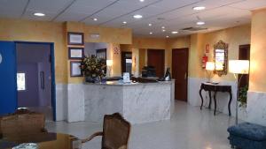 een lobby van een ziekenhuis met een receptie bij Hotel Iberia Plaza América in Cáceres