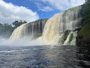una cascada a orillas de un río en Kiapok Canaima, en Canaima