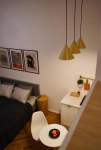 a bedroom with a bed and a table with a bowl of fruit at Art Apartment Bydgoszcz in Bydgoszcz