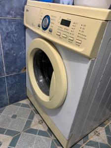 a washing machine is sitting in a room at Appartement meublé sans vis à vis proche de toutes commodités 5 min à Marjane chaikh Zaid et centre ville in Khouribga