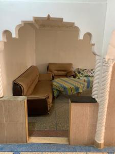 a living room with a couch and a table at Appartement meublé sans vis à vis proche de toutes commodités 5 min à Marjane chaikh Zaid et centre ville in Khouribga