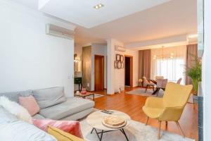 a living room with a couch and a table at Quarto Brejos-Azeitão in Aldeia Rica