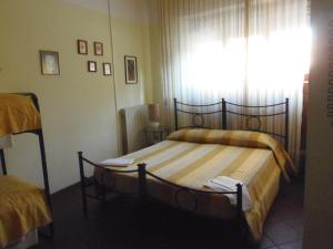 a bedroom with a bed and a window at B&B Il Parco in Civitavecchia