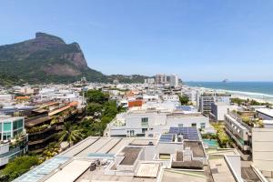 a view of the city of cape town and the ocean at Apartamento Barra Beach in Rio de Janeiro