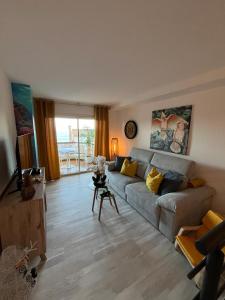 a living room with a couch and a table at La Casa M'SOL in Sant Feliu de Guixols