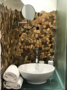 uma casa de banho com um lavatório branco e um espelho. em Casa La Mo’ moderno bilocale in zona tranquilla em Cattolica