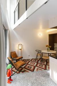 een woonkamer met een tafel en een stoel bij Kleines Stadthaus in Toplage in Wenen