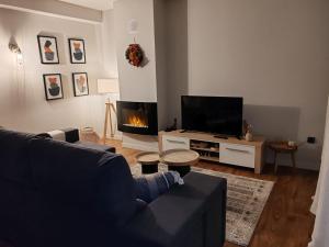 Una televisión o centro de entretenimiento en Apartamentos Playa de Camariñas