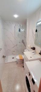 ein Badezimmer mit Dusche, Toilette und Waschbecken in der Unterkunft Beach View Las Americas in Playa de las Americas