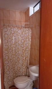 ein Bad mit einem WC und einem Waschbecken in der Unterkunft Departamento de verano - CAMANA in Camaná