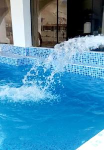 una fuente de agua en una piscina en Departamento de verano - CAMANA, en Camaná