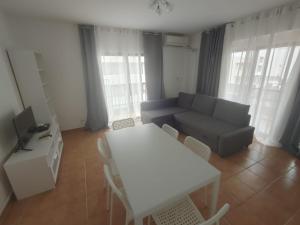 TV a/nebo společenská místnost v ubytování Formentera Suite 5
