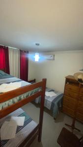 1 dormitorio con 2 camas, lavamanos y tocador en Flat Residence Maragogi, en Maragogi